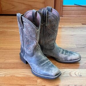 Men’s size 8D Ariat brown cowboy boots with decorative stitching